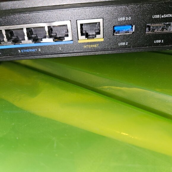 Linksys WRT1900AC is a dual-band, 802.11ac router - Picture 4 of 7